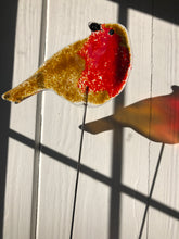 Load image into Gallery viewer, Fused Glass Robin looking left with rod stake. Handmade gifts from The Little Red Cabin studio in Cirencester, Gloucs. Handmade gifts
